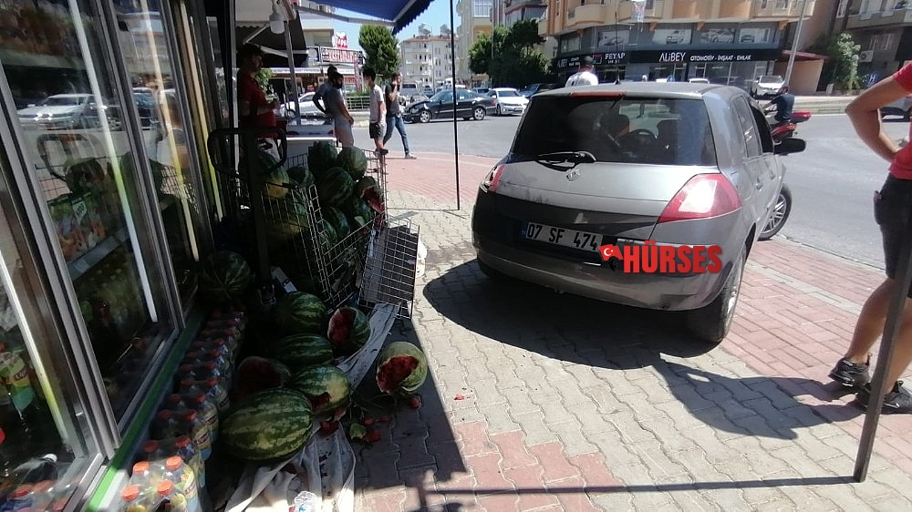 Markete giren otomobil kamerada