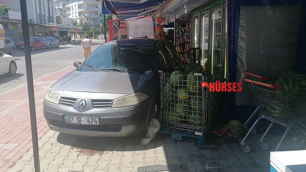 Markete giren otomobil kamerada