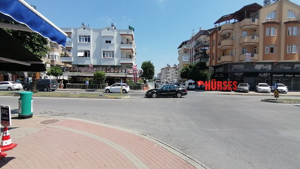 Markete giren otomobil kamerada