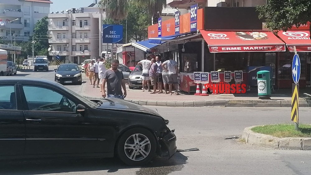 Markete giren otomobil kamerada