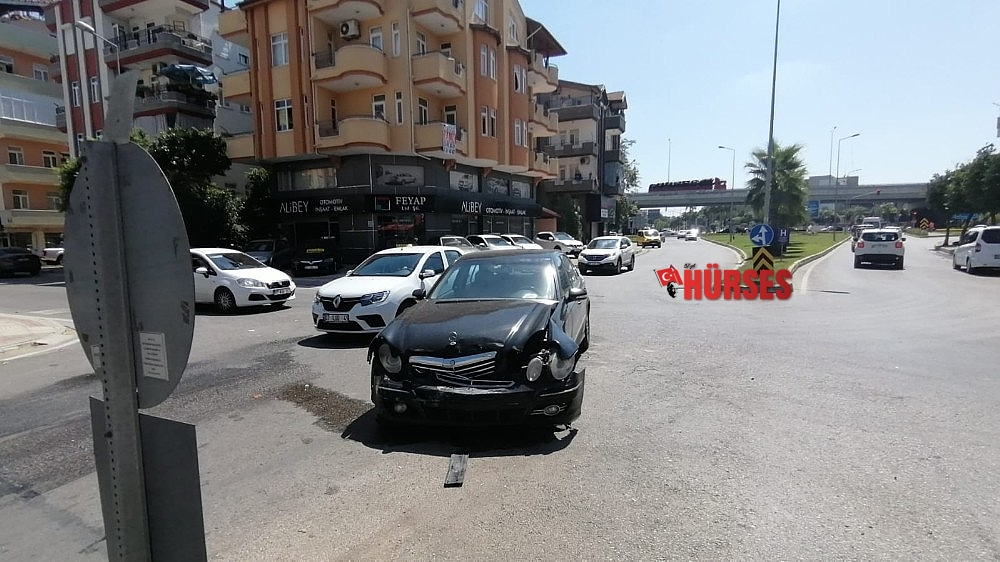 Markete giren otomobil kamerada