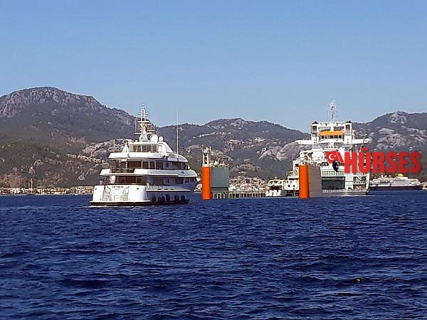 Milyon dolarlık yatlar, Marmaris'e kargo gemisiyle geldi