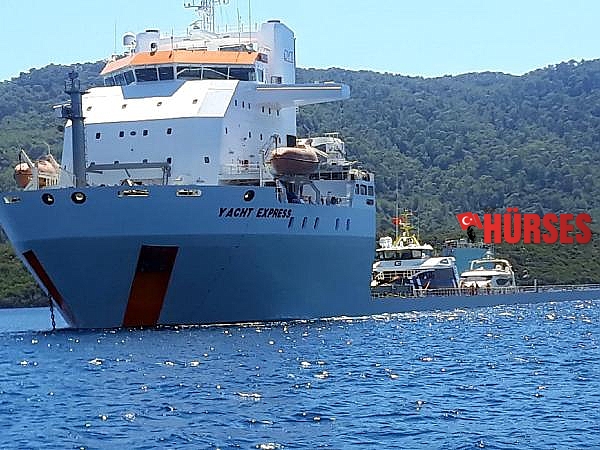 Milyon dolarlık yatlar, Marmaris'e kargo gemisiyle geldi