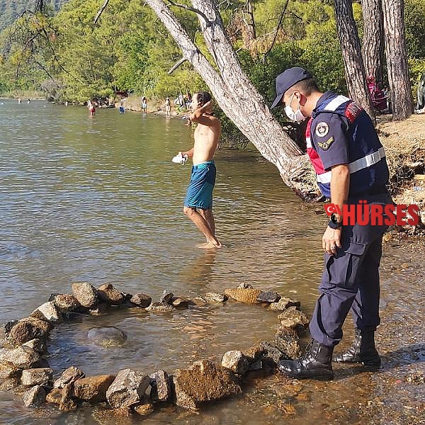Misinaya dolanan deniz kaplumbağası ölmek üzereyken kurtarıldı