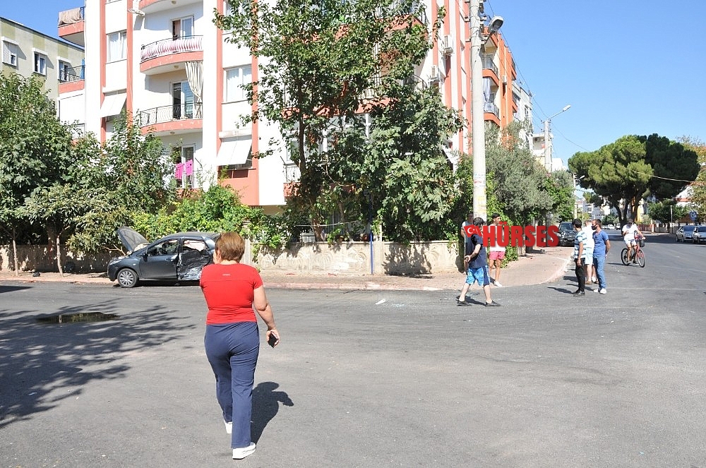 Otomobile sıkışan sürücüyü itfaiye ekipleri kurtardı