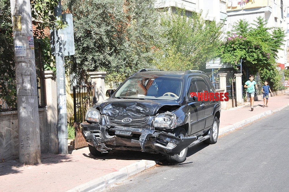 Otomobile sıkışan sürücüyü itfaiye ekipleri kurtardı