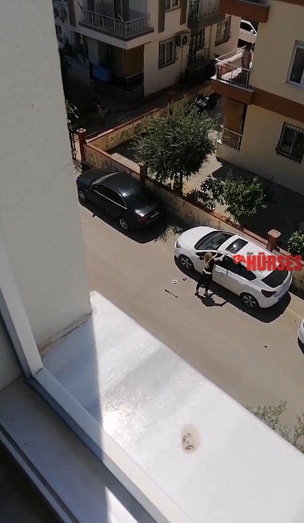 Park halindeki otomobile demir çubukla saldırdı