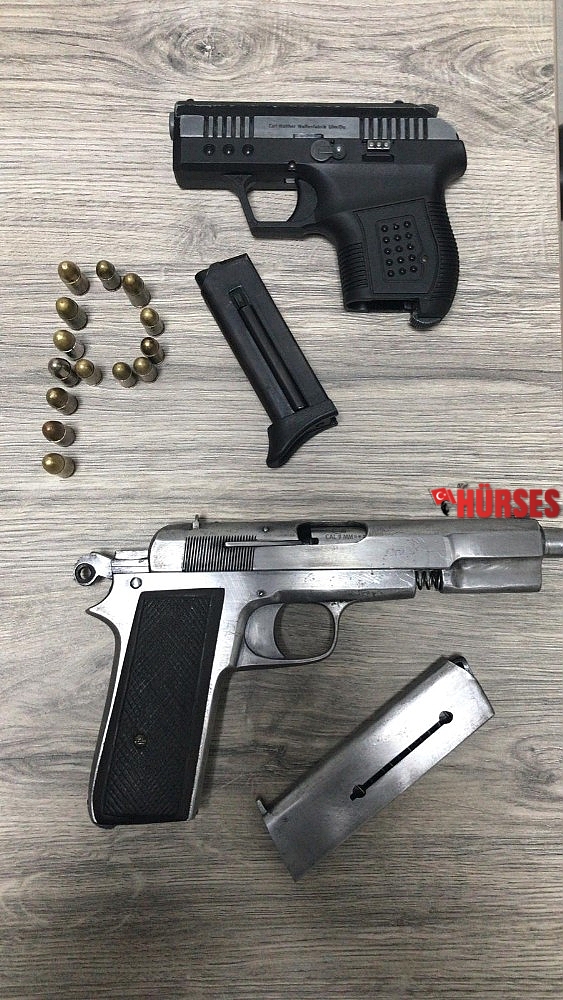 Polisin şok uygulamasında ruhsatsız tabanca ve uyuşturucuyla yakalandılar