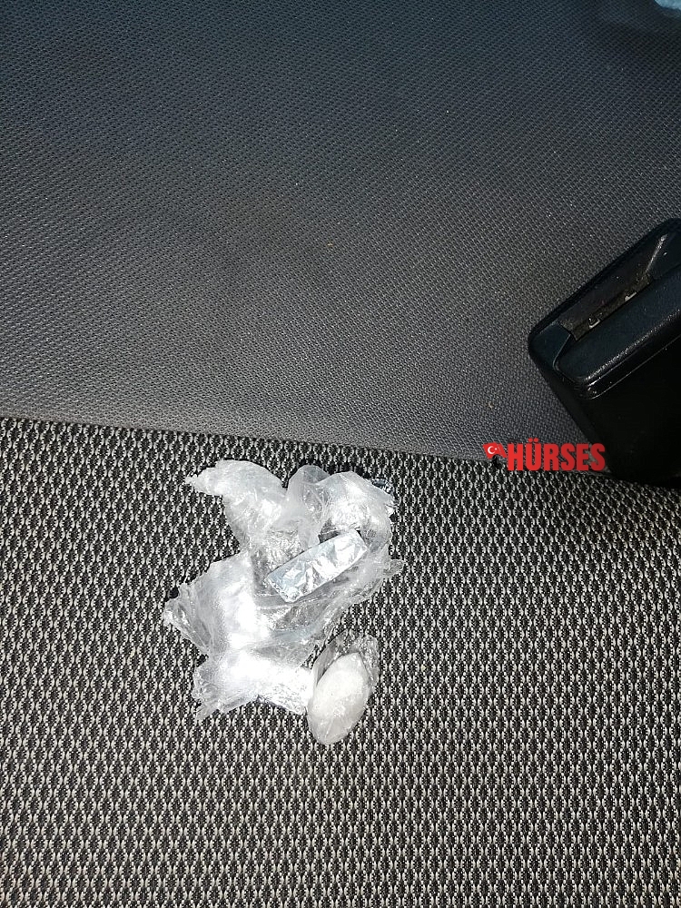 Polisin şok uygulamasında ruhsatsız tabanca ve uyuşturucuyla yakalandılar