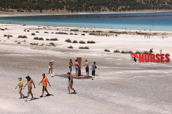 Salda Gölü'nde çamur çukuruna girene ceza
