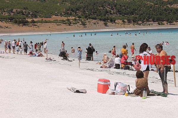 Salda Gölü'nde çamur çukuruna girene ceza