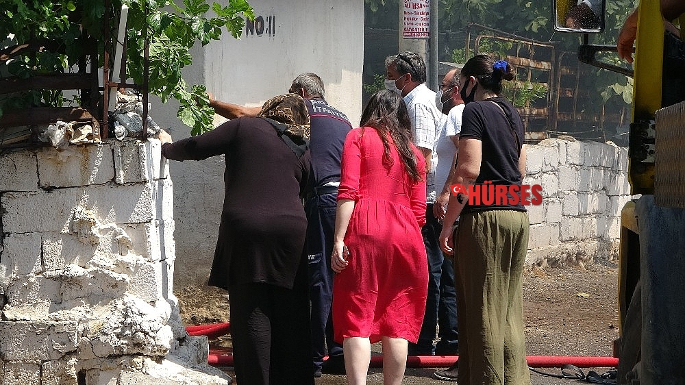 Saman deposunda çıkan yangın iki gecekonduyu kül etti