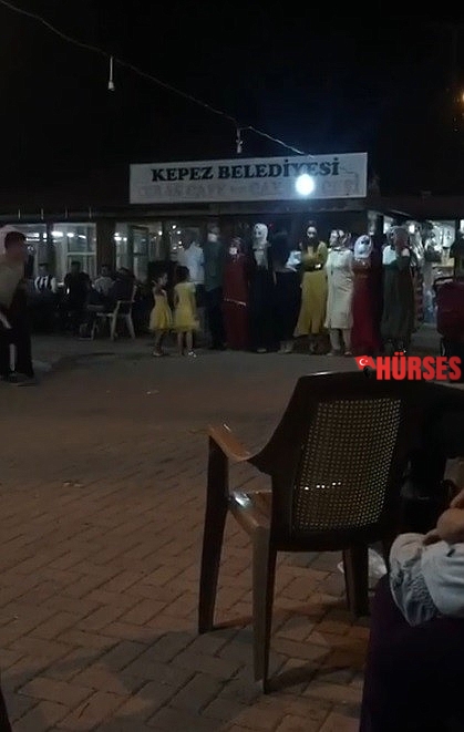 Sosyal mesafeyi halayla deldiler