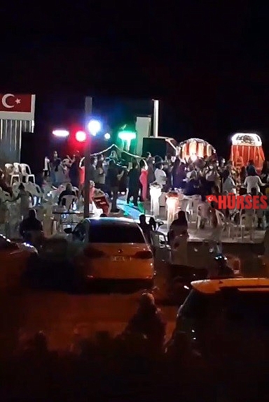 Sosyal mesafeyi halayla deldiler