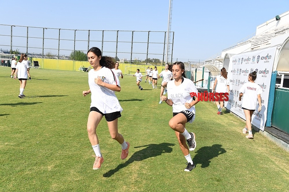 Süper Ligi'nin yeni takımı Konyaaltı Belediyesi Kadın Hentbol Takımı ilk idmana çıktı