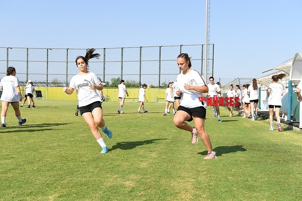 Süper Ligi'nin yeni takımı Konyaaltı Belediyesi Kadın Hentbol Takımı ilk idmana çıktı