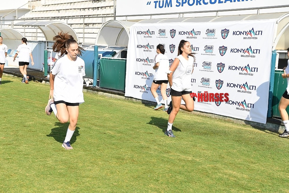 Süper Ligi'nin yeni takımı Konyaaltı Belediyesi Kadın Hentbol Takımı ilk idmana çıktı