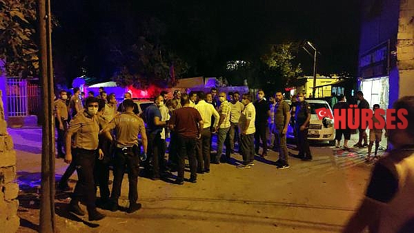 Şüpheliyi gözaltına almak isteyen polis ekibine taşlı saldırı: 1 polis yaralı