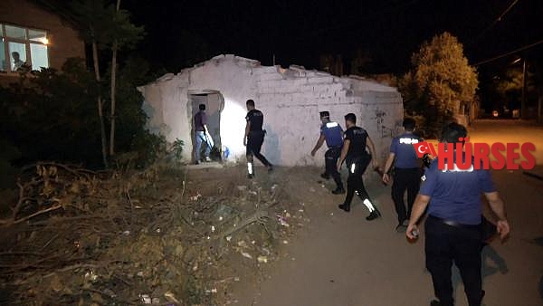 Şüpheliyi gözaltına almak isteyen polis ekibine taşlı saldırı: 1 polis yaralı