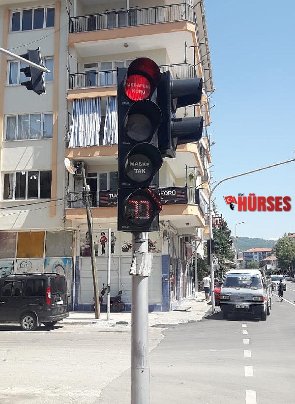 Trafik ışıklarında koronavirüs uyarısı