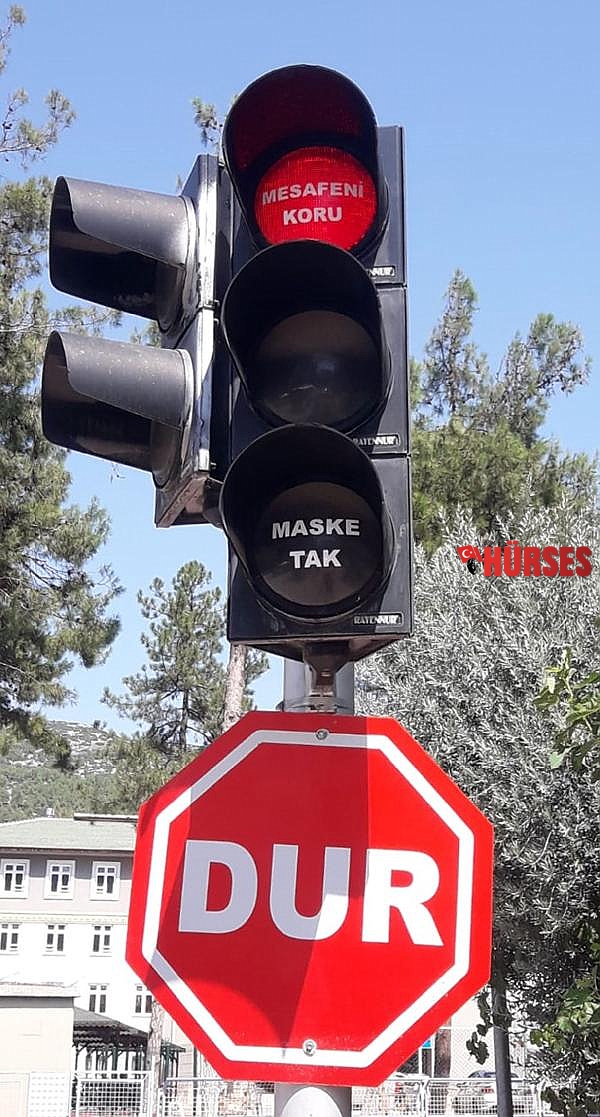 Trafik ışıklarında koronavirüs uyarısı