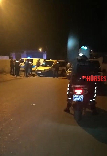 Uyuşturucu ticaretinden aranan şüpheliyi gözaltına alan polis ekibine taşlı saldırı