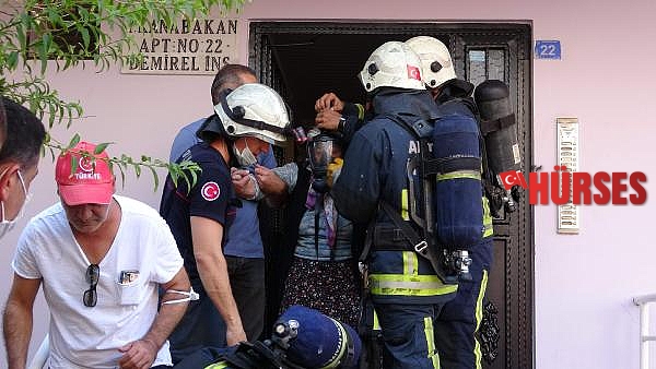 Yangında balkonda mahsur kalan yaşlı kadını, itfaiye kurtardı
