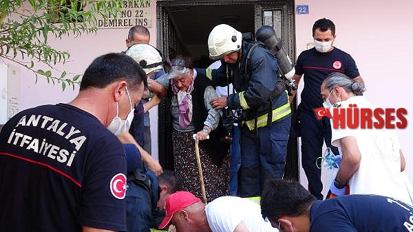 Yangında balkonda mahsur kalan yaşlı kadını, itfaiye kurtardı