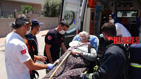 Yangında balkonda mahsur kalan yaşlı kadını, itfaiye kurtardı