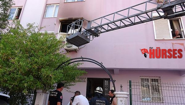 Yangında balkonda mahsur kalan yaşlı kadını, itfaiye kurtardı