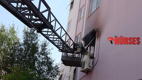 Yangında balkonda mahsur kalan yaşlı kadını, itfaiye kurtardı