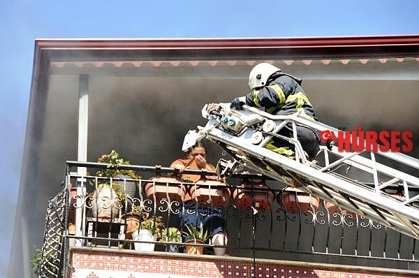 Yangında mahsur kalan kadın, itfaiye merdiveniyle kurtarıldı