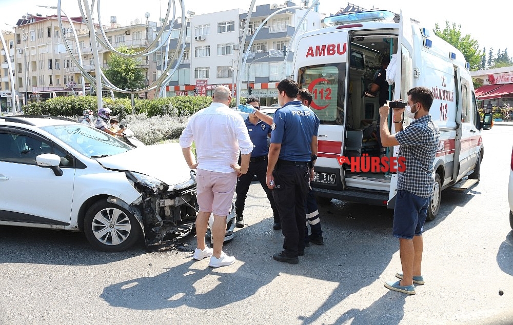 Yaralı taşıyan ambulans kaza yaptı