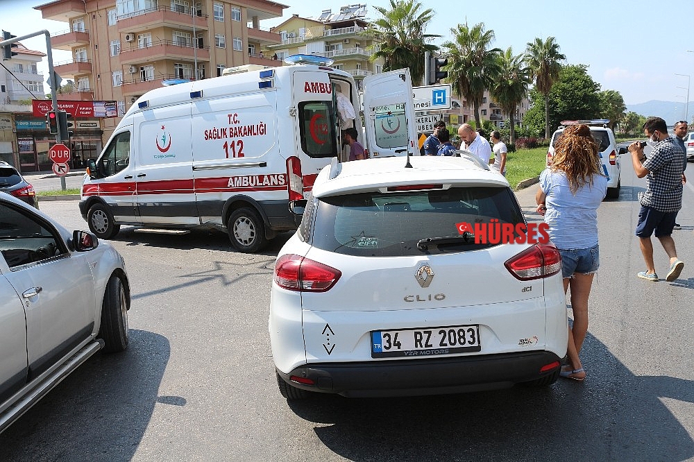 Yaralı taşıyan ambulans kaza yaptı