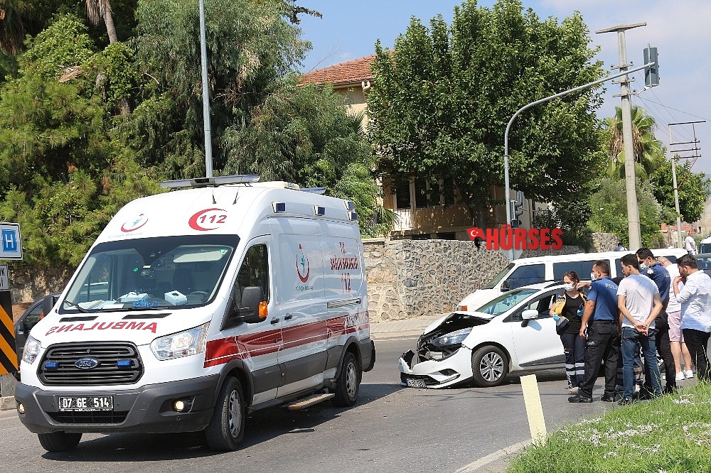 Yaralı taşıyan ambulans kaza yaptı