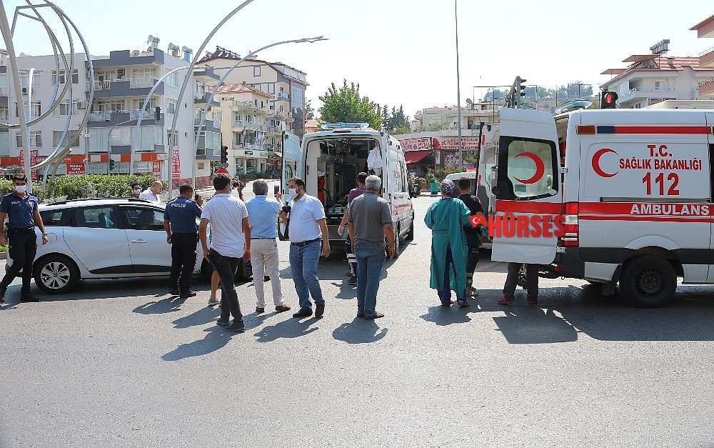 Yaralı taşıyan ambulans kaza yaptı