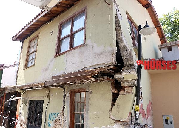 Sokak lambası direği ayakta tutuyor