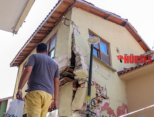 Sokak lambası direği ayakta tutuyor