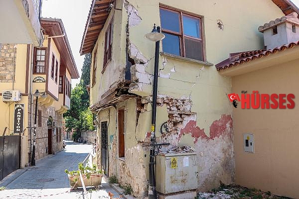 Sokak lambası direği ayakta tutuyor