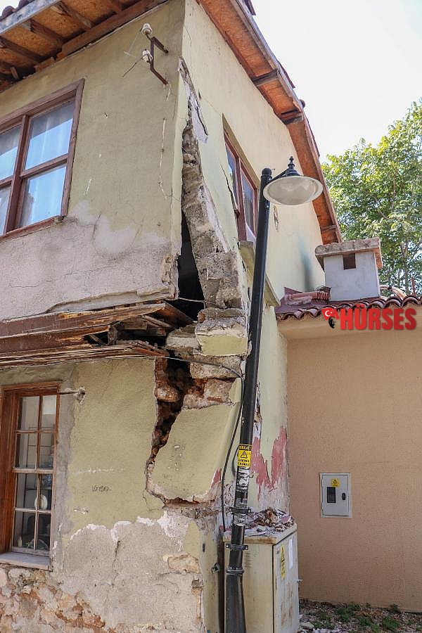 Sokak lambası direği ayakta tutuyor