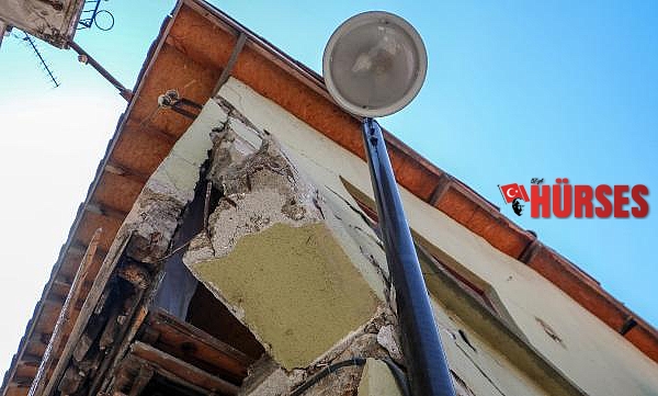 Sokak lambası direği ayakta tutuyor