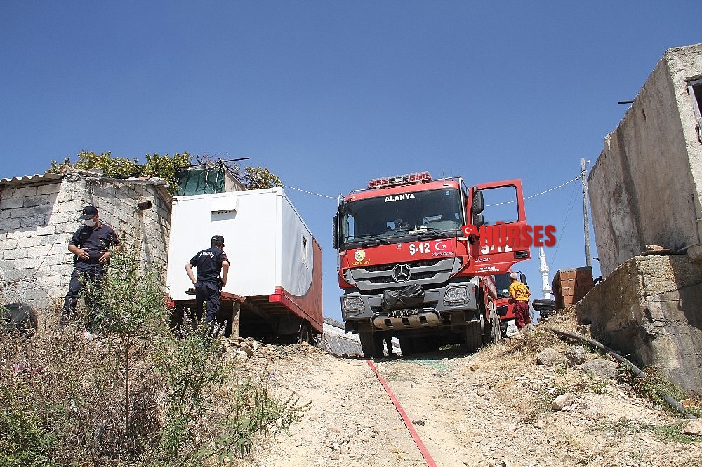 Alanya'da çalılık alanda yangın paniği