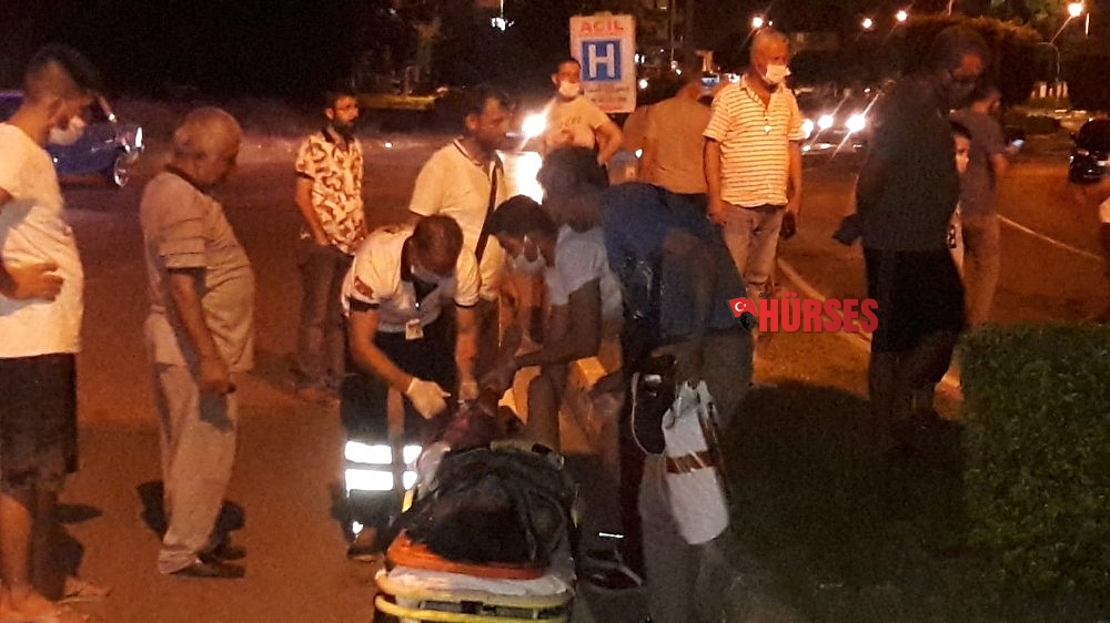 Alkollü sürücüyle kasksız motosikletli kavşakta çarpıştı: 3 yaralı