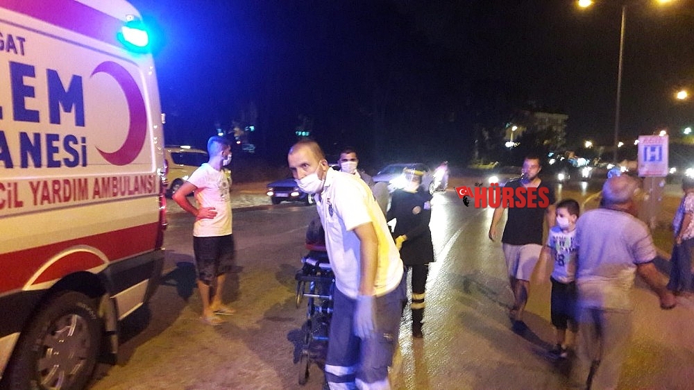 Alkollü sürücüyle kasksız motosikletli kavşakta çarpıştı: 3 yaralı