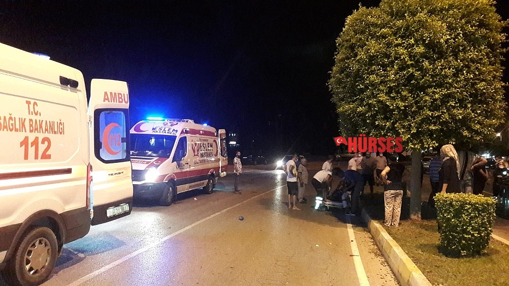 Alkollü sürücüyle kasksız motosikletli kavşakta çarpıştı: 3 yaralı