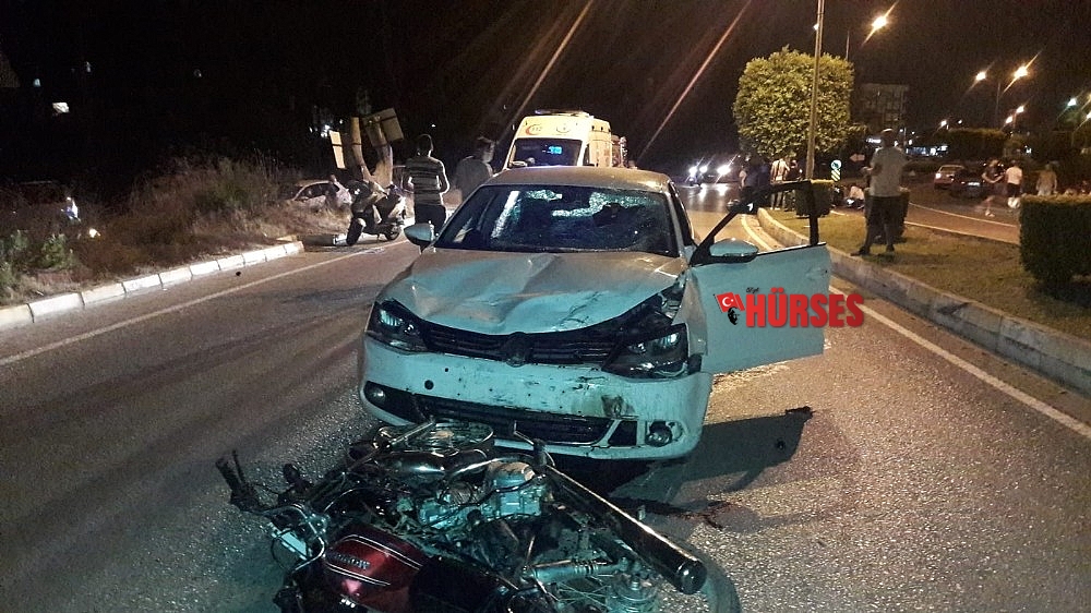 Alkollü sürücüyle kasksız motosikletli kavşakta çarpıştı: 3 yaralı