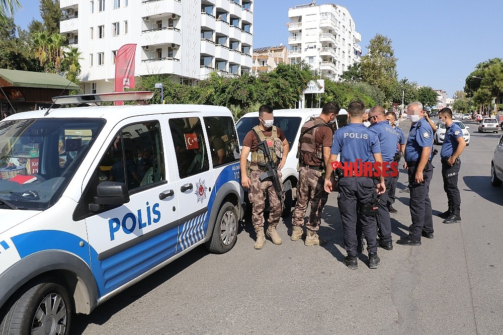 Antalya'da sokak ortasında arasında silahlı-bıçaklı kavga !