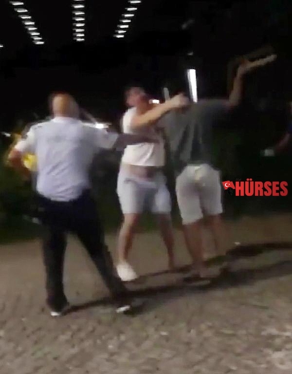 Arkadaşlarına otomobil çarptı, onlar kavgaya devam etti