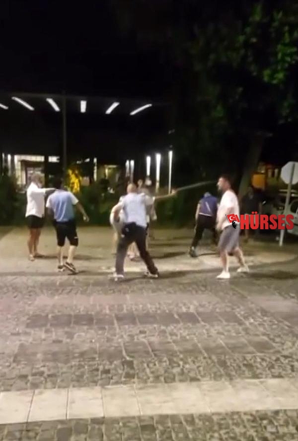 Arkadaşlarına otomobil çarptı, onlar kavgaya devam etti