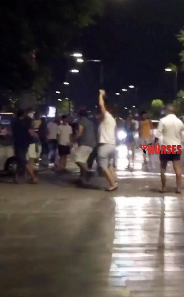 Arkadaşlarına otomobil çarptı, onlar kavgaya devam etti